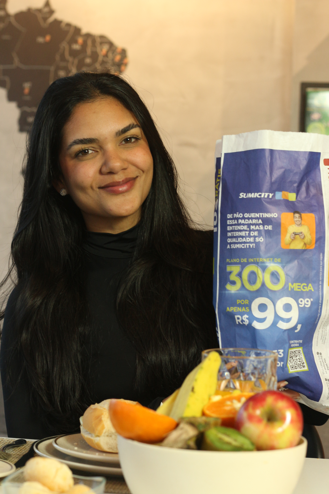 Cliente segurando saco de pão com anúncio Sumicity